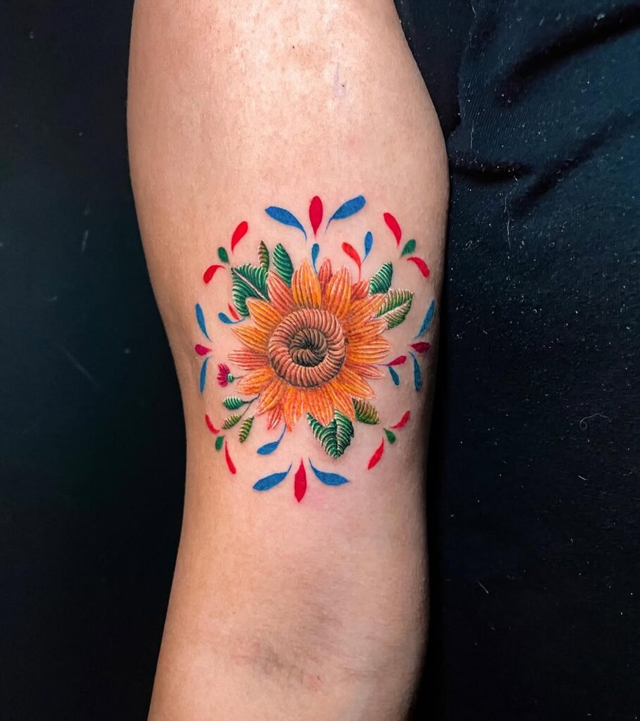 Tatuaggio con ricamo a girasole