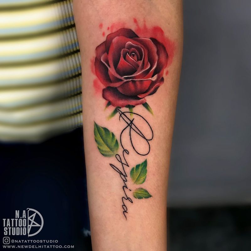 Tatuagem de rosa em aguarela