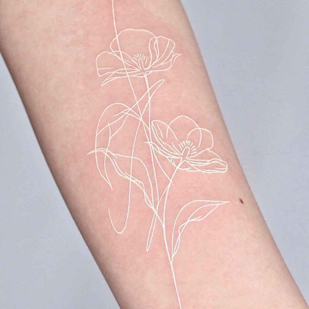 Tatuaggio con fiore bianco