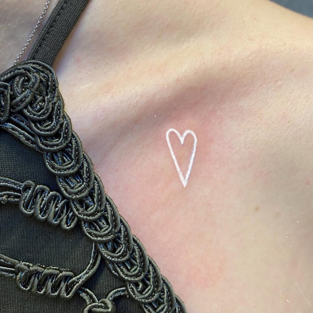 Tatuaggio con cuore bianco