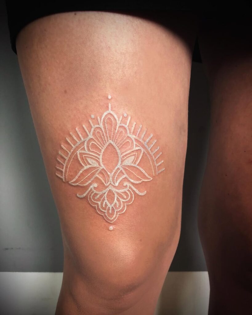 Tatuaggio ornamentale bianco