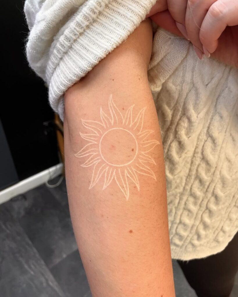 Tatuaggio del sole bianco