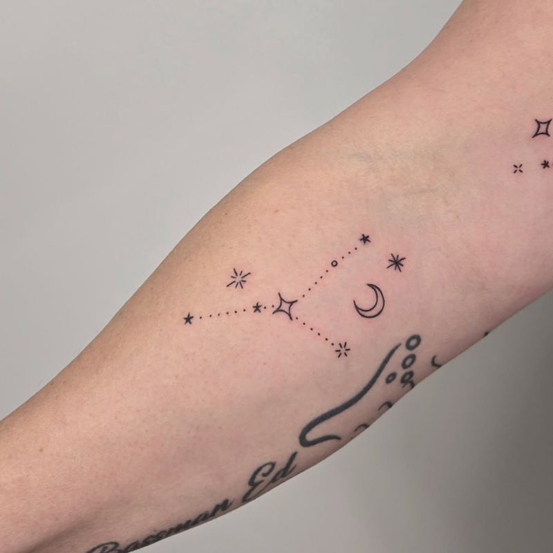 Tatuaje de constelación del zodiaco