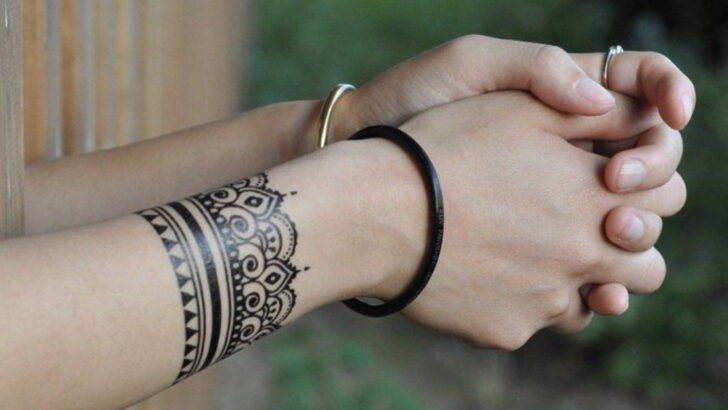 15 Gorgeous Wrist Wrap Tattoos For Women