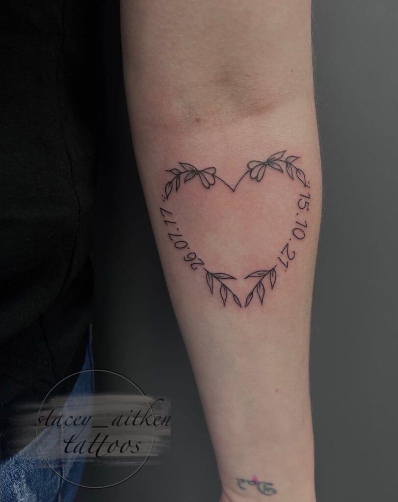 Tatuaje Corazón Floral Fecha Nacimiento