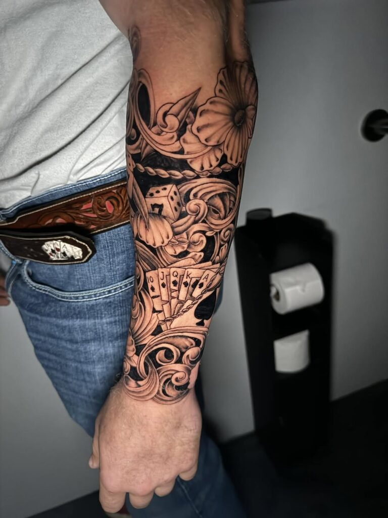 Tatuaje de trabajo en cuero negro y gris