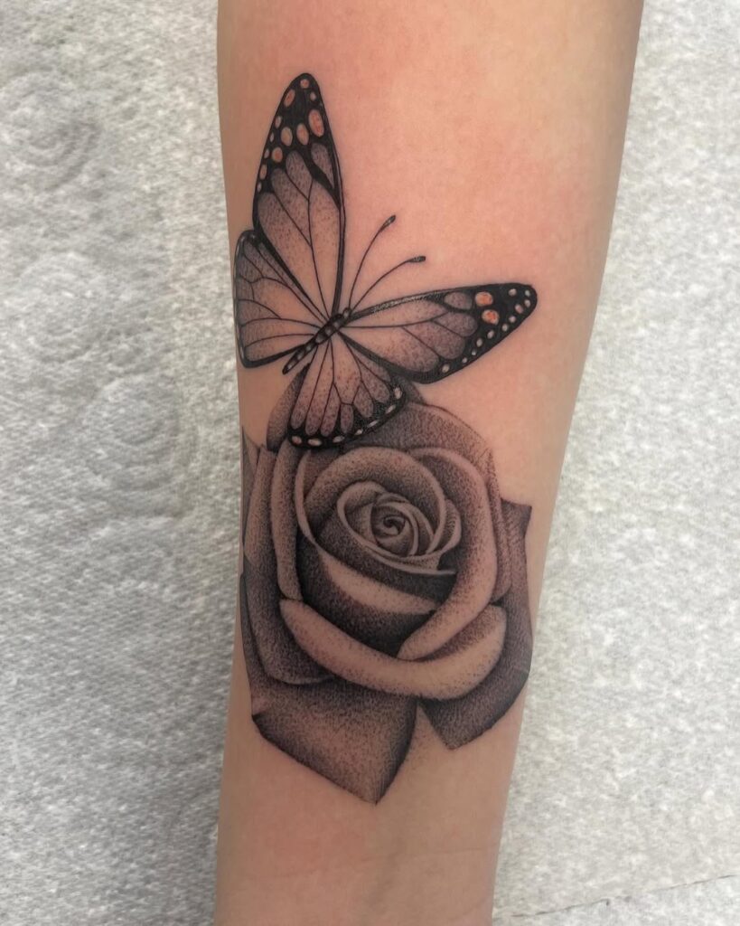 Tatuaje de mariposa y rosa punteada