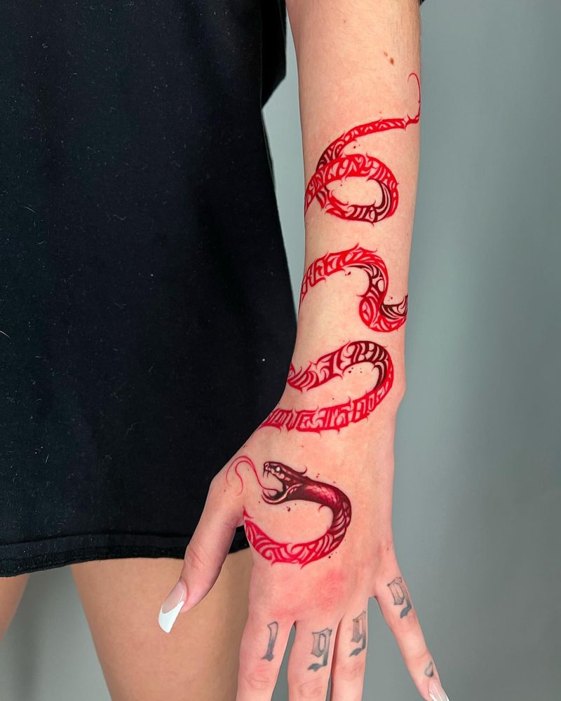 Tatuaje de serpiente en el brazo