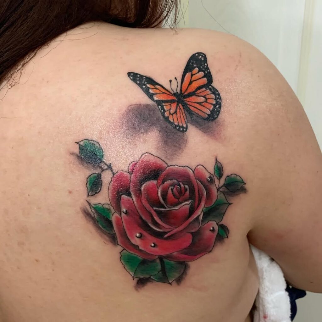 Colorido tatuaje de rosa y mariposa