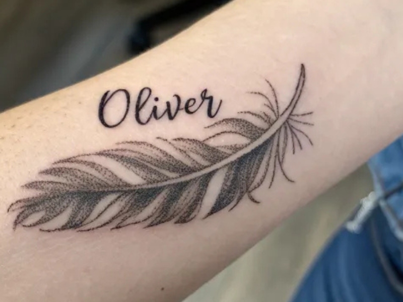 Tatuaje con nombre de pluma