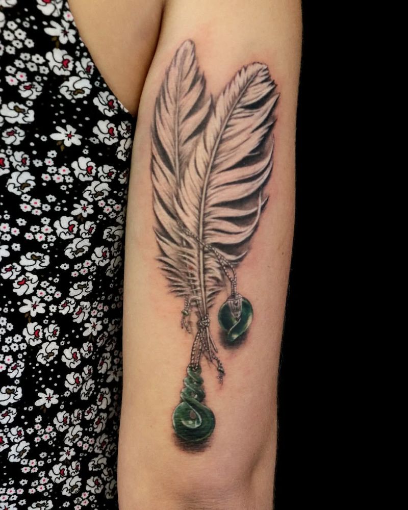 Tatuaje conmemorativo de pluma