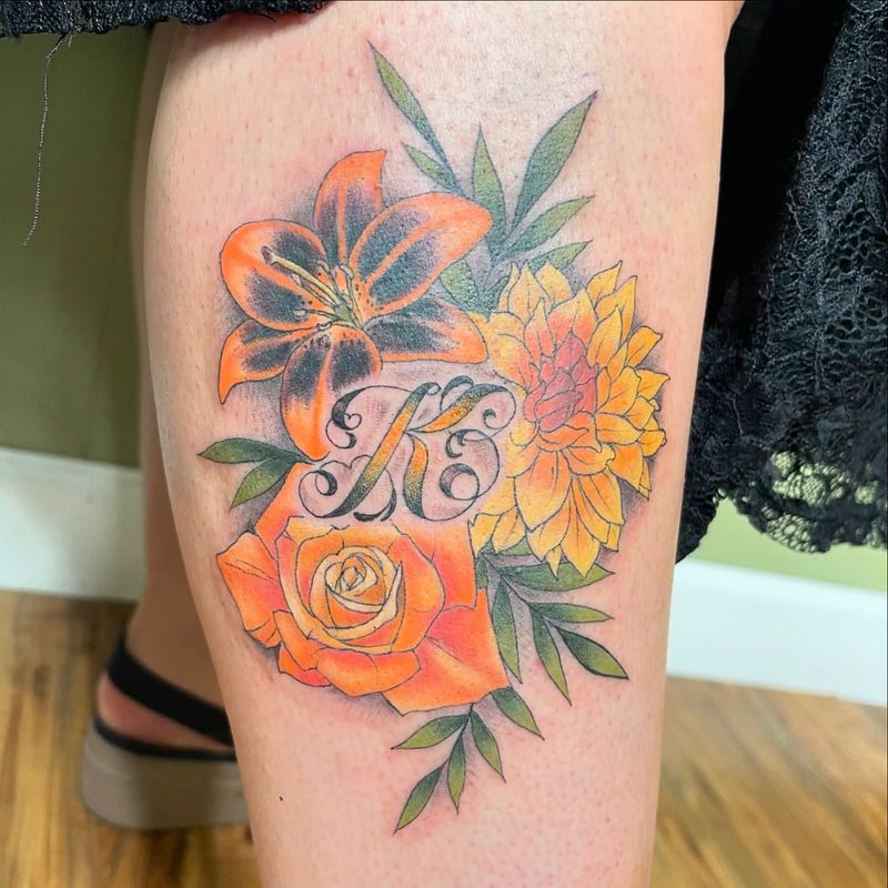 Tatuaje conmemorativo de iniciales florales