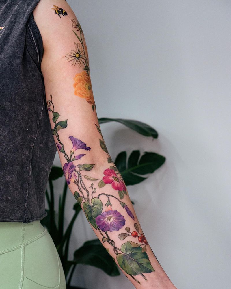 Tatuaje floral en el brazo