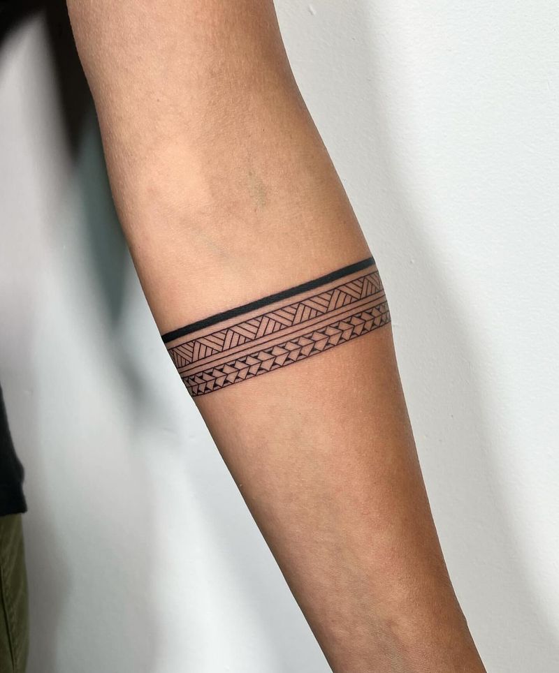 Tatuaje geométrico en el brazo