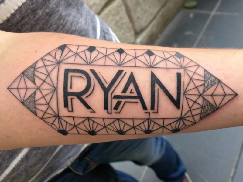 Tatuaje geométrico con nombre