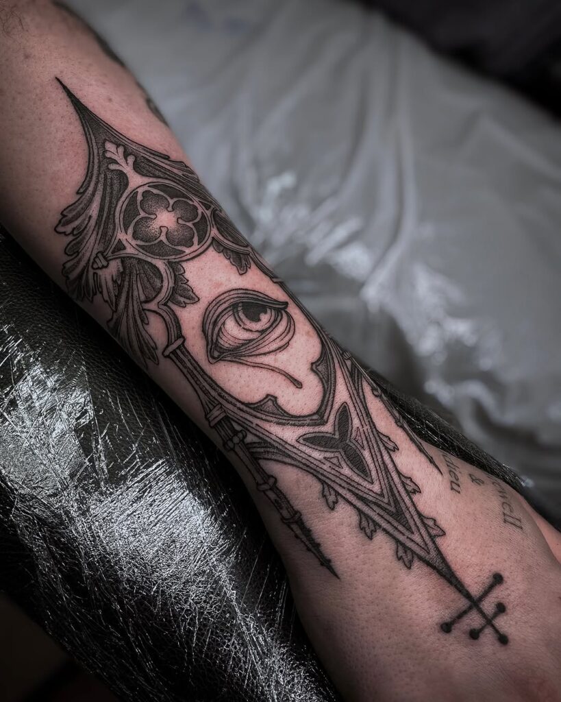 Ornamento gótico e tatuagem de olho