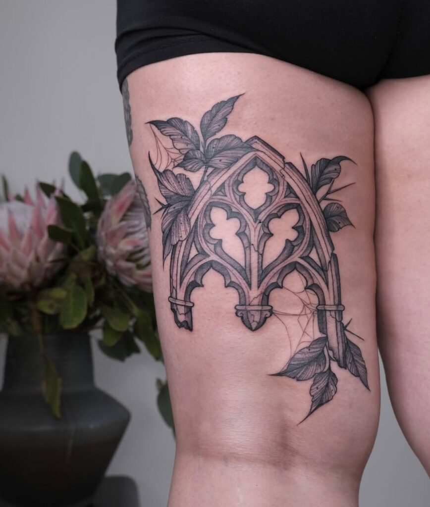 Tatuagem de ornamento de janela gótica