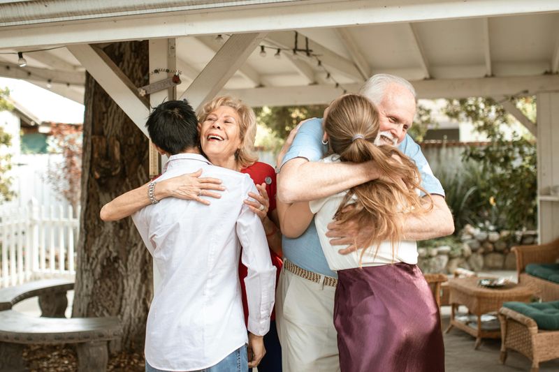 Muestra interés por su familia