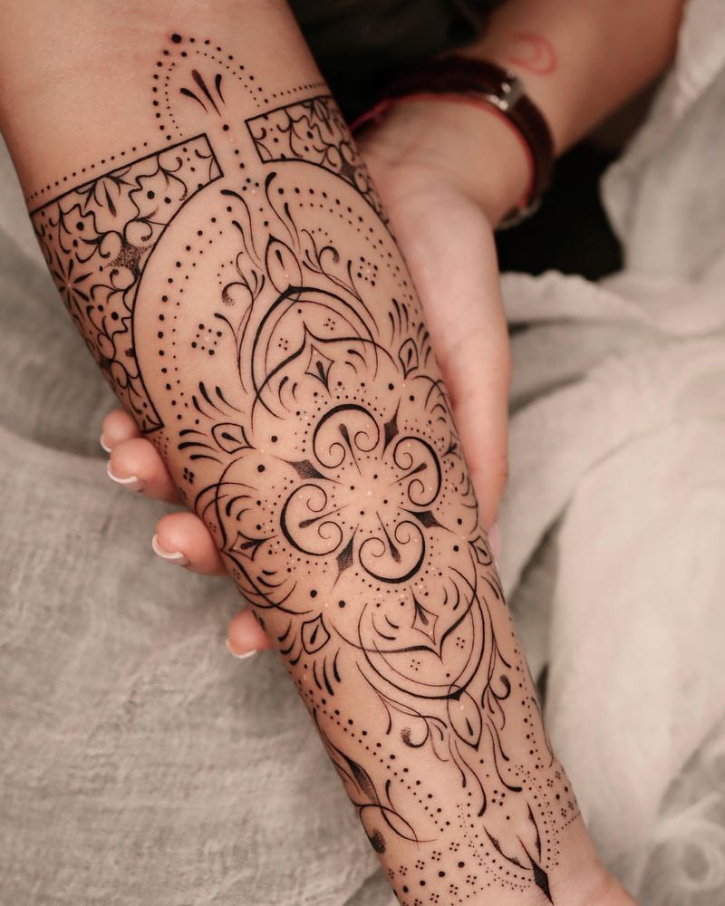 Tatuaje envolvente de henna en el brazo