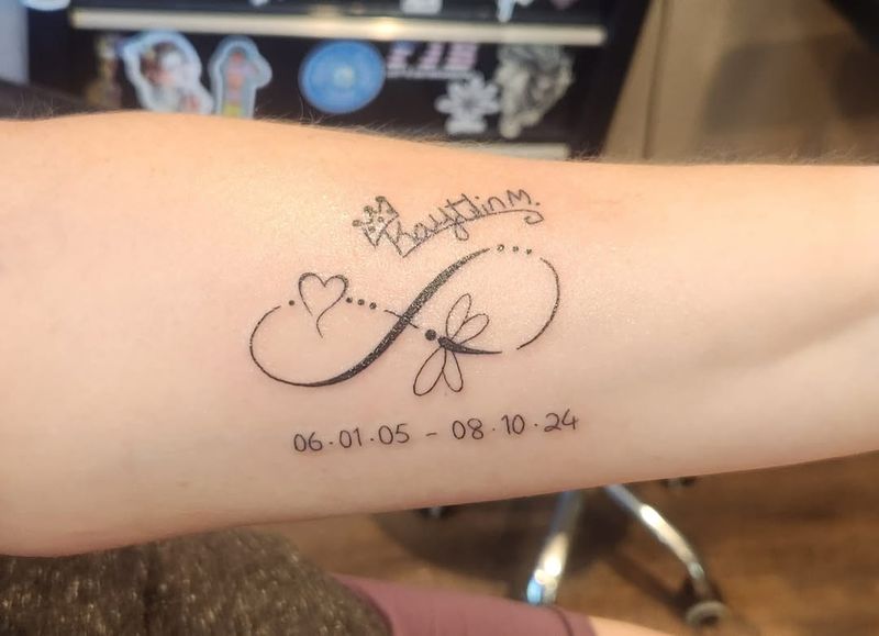 Tatuaje conmemorativo del símbolo del infinito