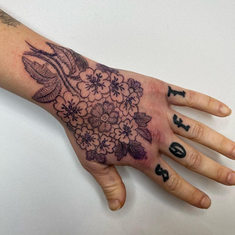 Tatuagem de mão em renda