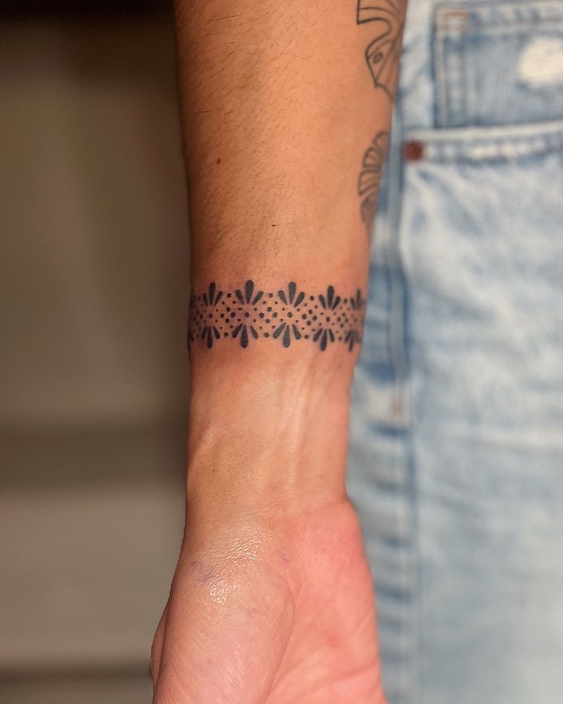 Tatuagem com pulseira de renda