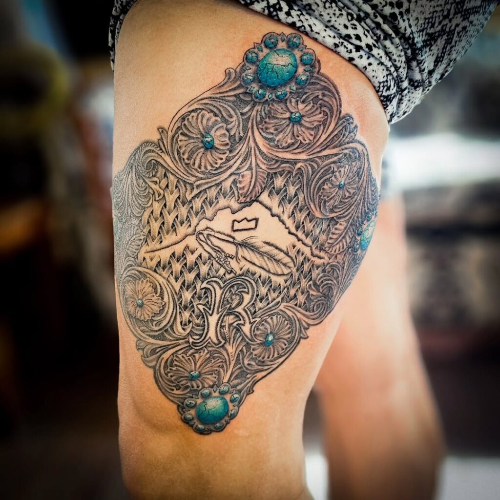 Tatuaje de cuero en el muslo