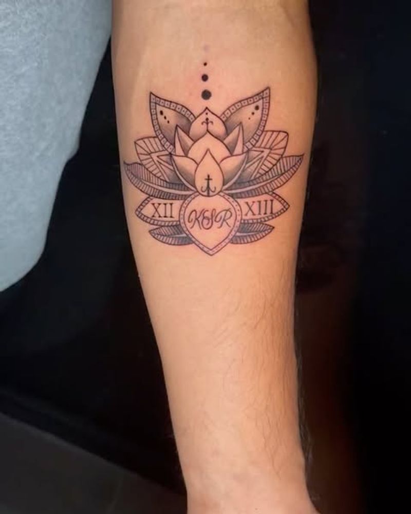 Tatuaje conmemorativo de la flor de loto