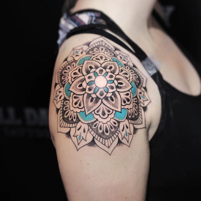 Tatuaje mandala en la parte superior del hombro