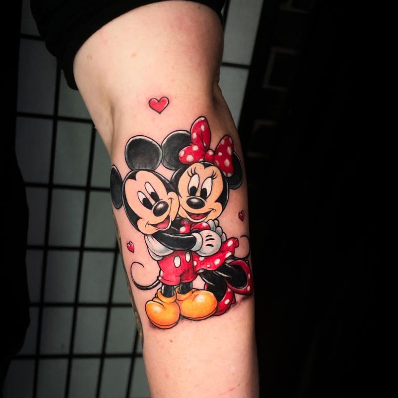 Tatuagem de cultura pop do Mickey e da Minnie Mouse