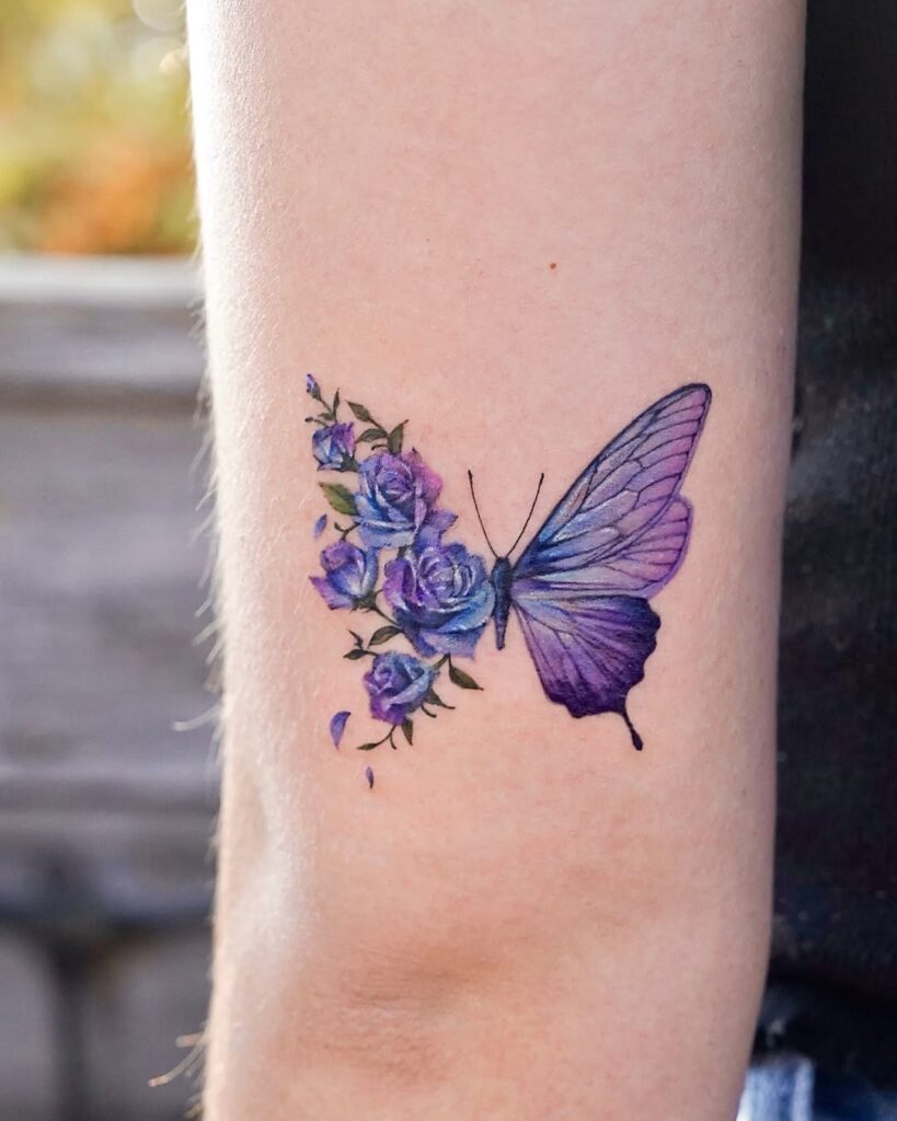 Tatuaje de rosa púrpura y mariposa en el brazo