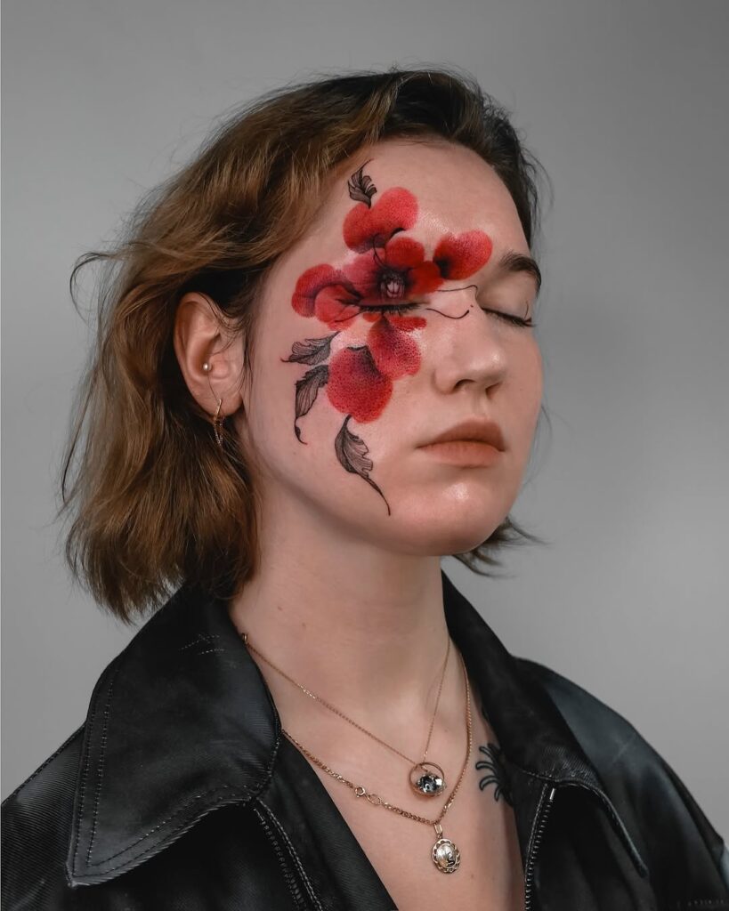 Tatuagem de rosto floral vermelha