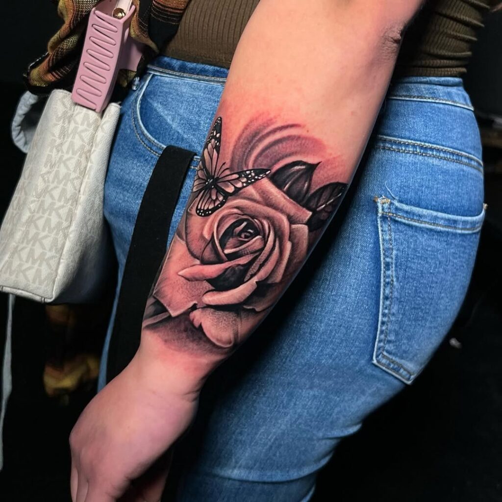 Tatuaje de media manga con rosa y mariposa