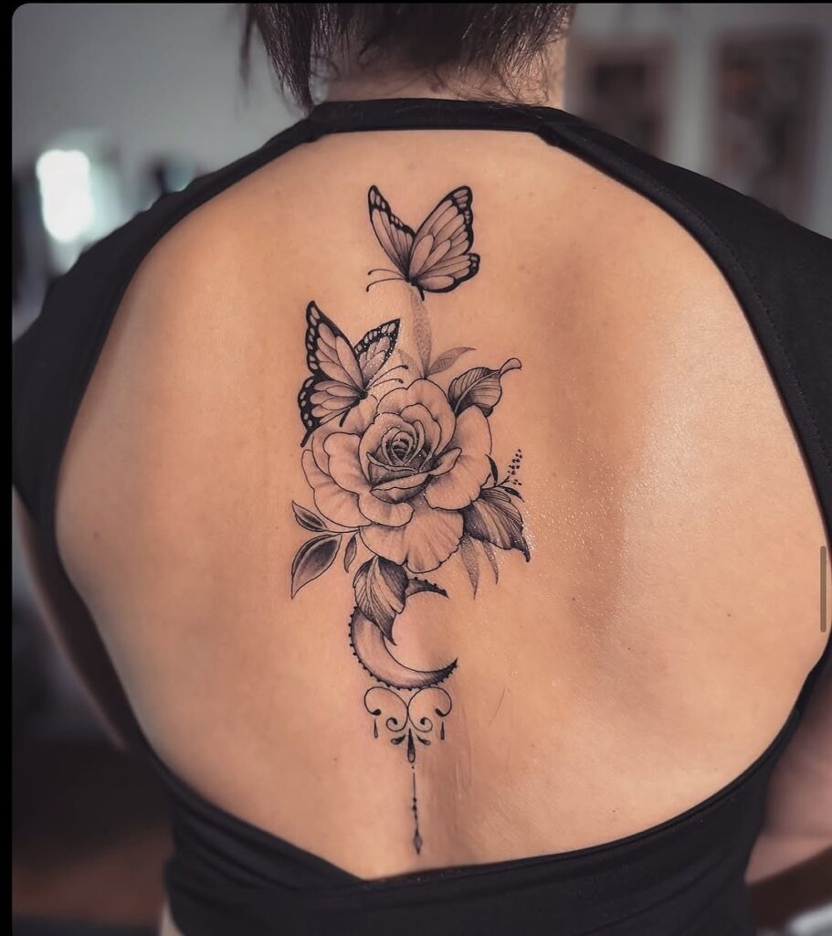 Tatuaje de rosa y mariposas en la espalda