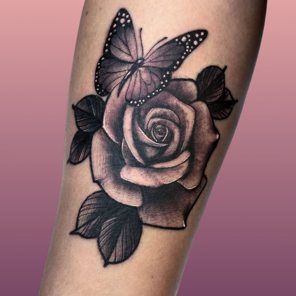 Tatuaje de rosa oscura y mariposa