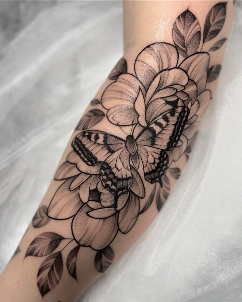 Tatuaje de línea fina de rosa y mariposa