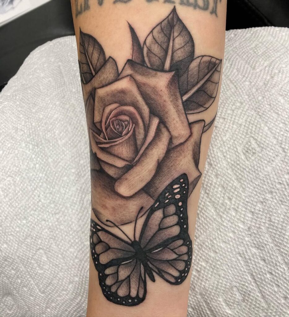 Tatuaje de rosa y mariposa en negro y gris