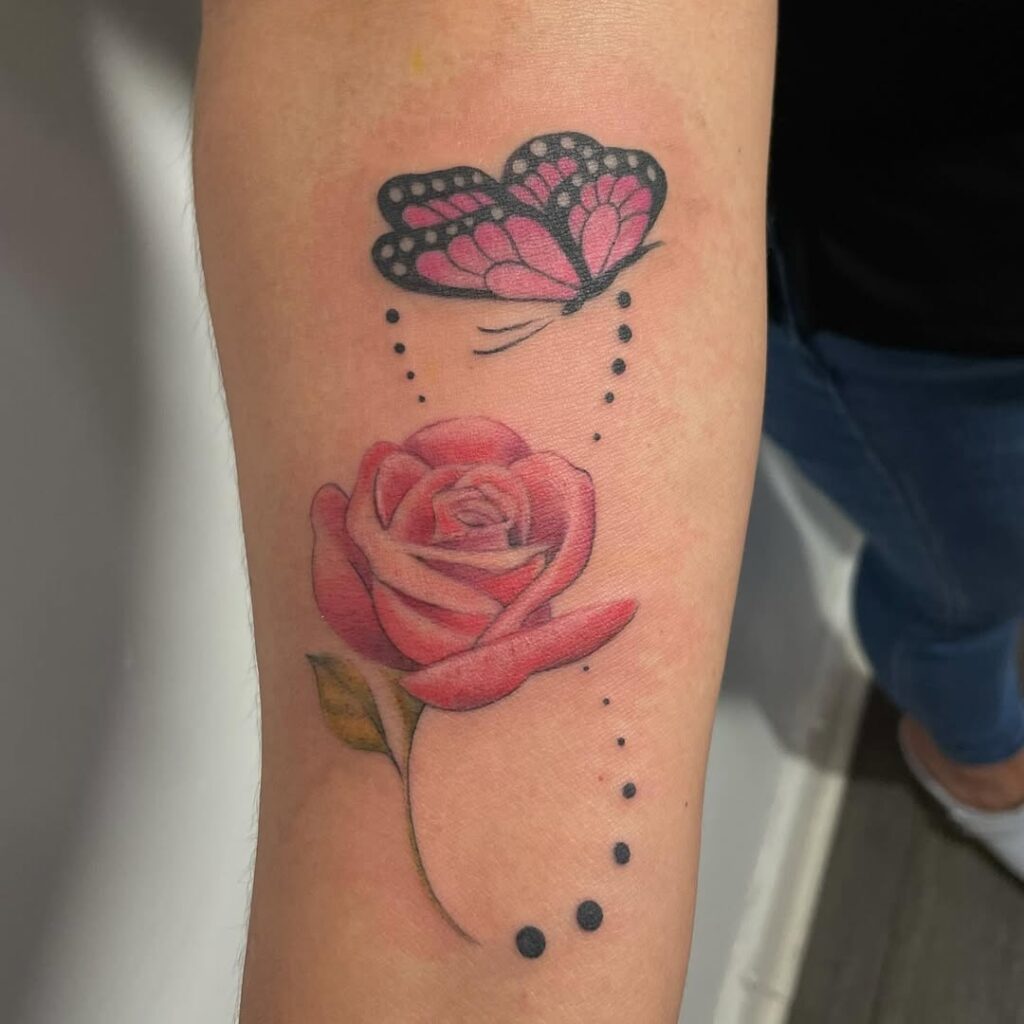 Tatuaje de una rosa, una mariposa y un símbolo del infinito