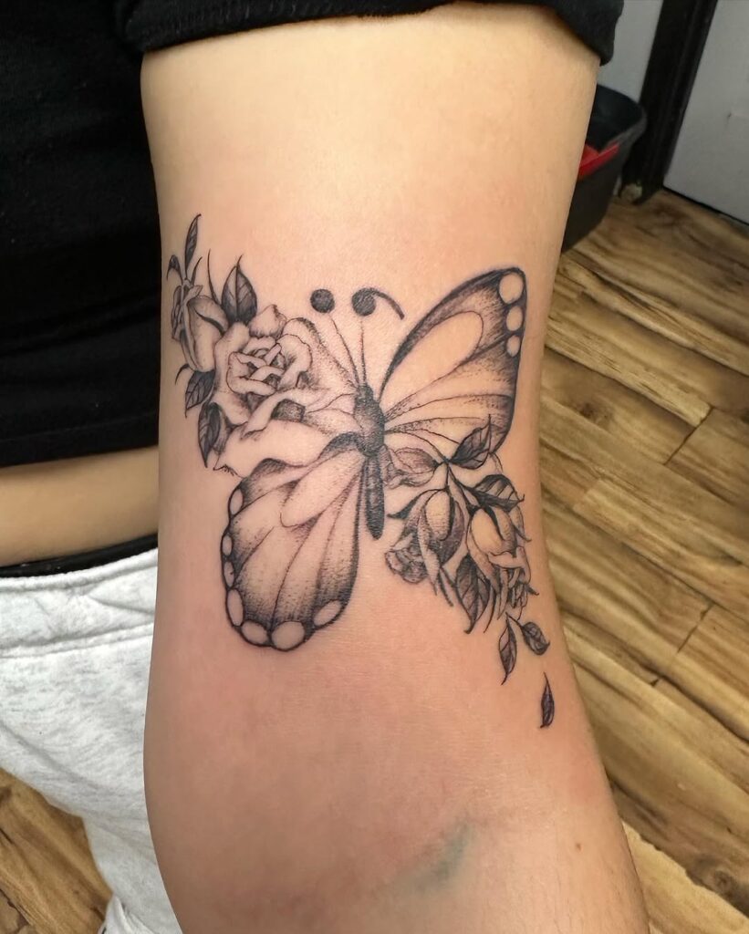 Tatuaje de rosa, mariposa y punto y coma