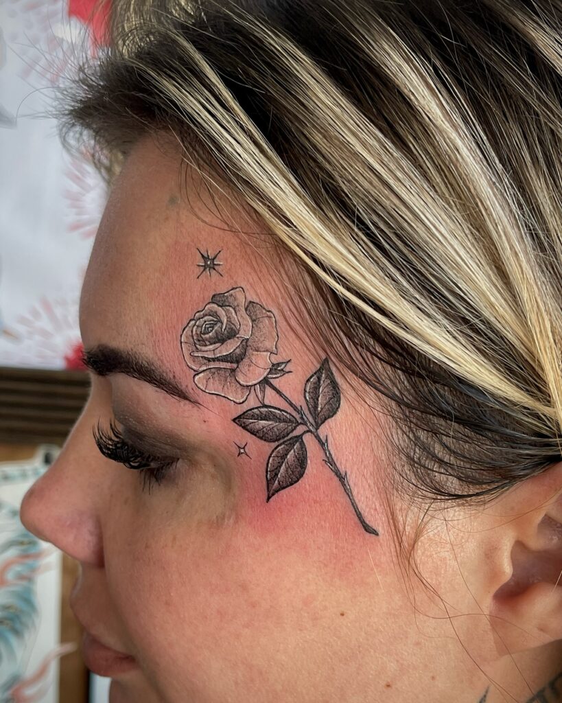 Tatuagem de rosto rosa