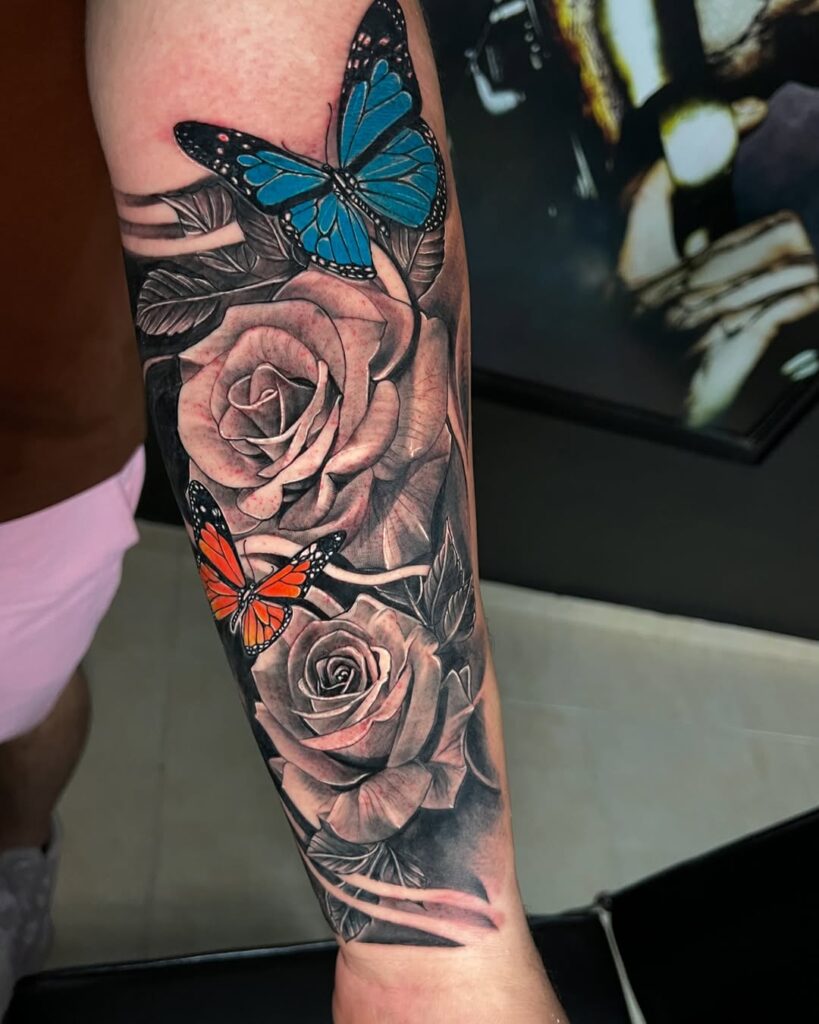 Manga para tatuaje de rosas y mariposas