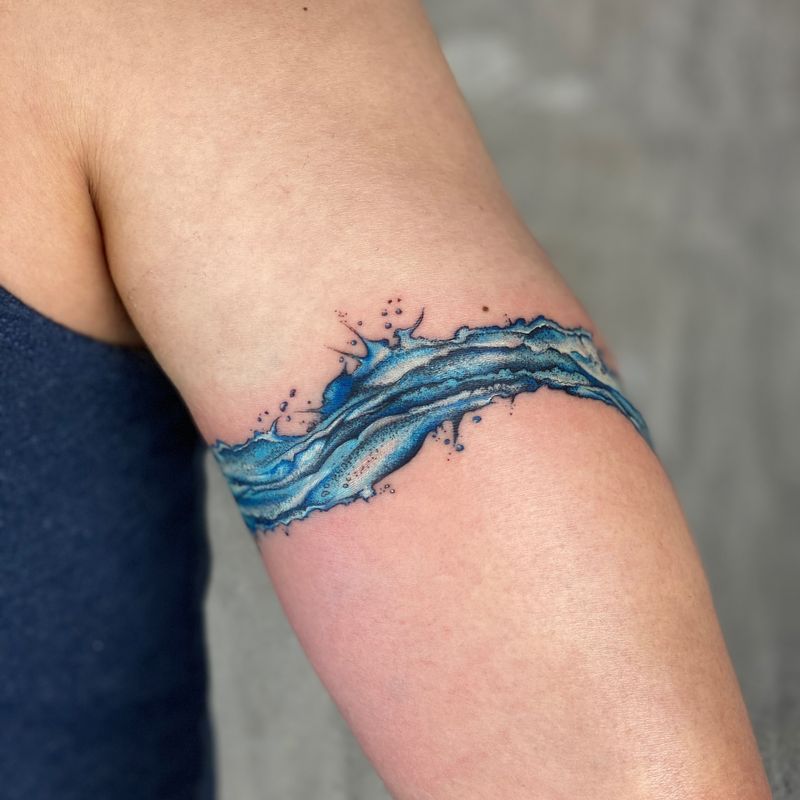  Tatuaje de olas marinas en el brazo