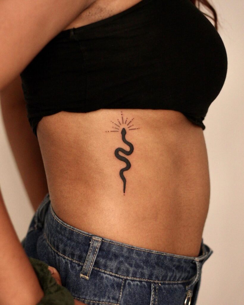 Tatuaje simple de serpiente