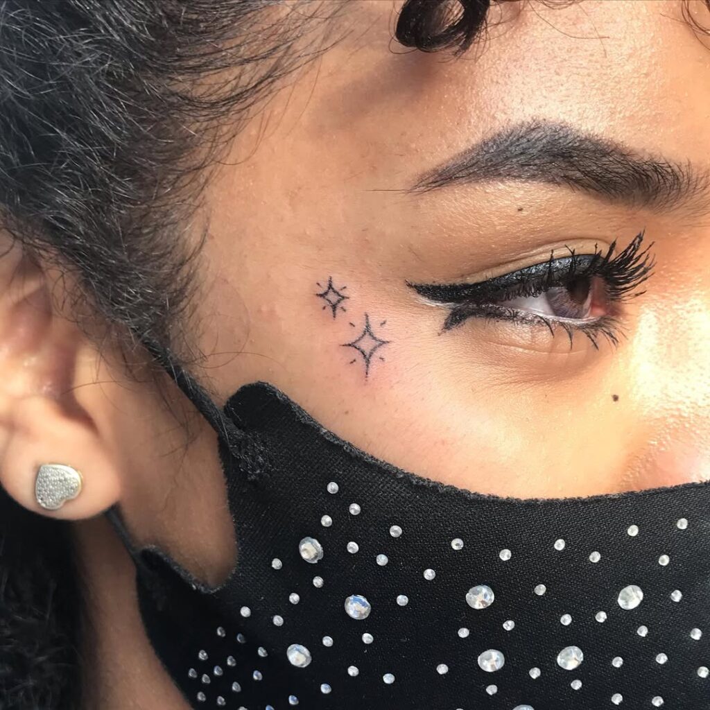 Tatuagem de rosto com estrelas minúsculas