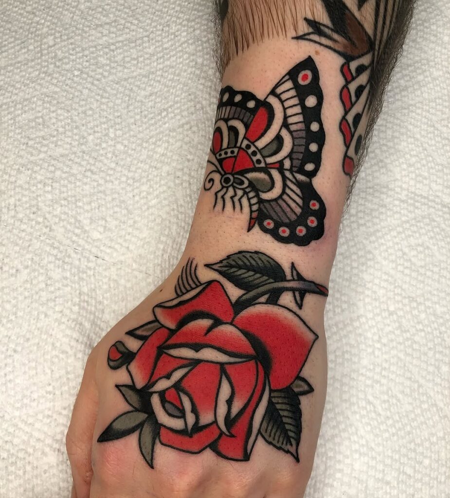 Tatuaje tradicional de rosa y mariposa