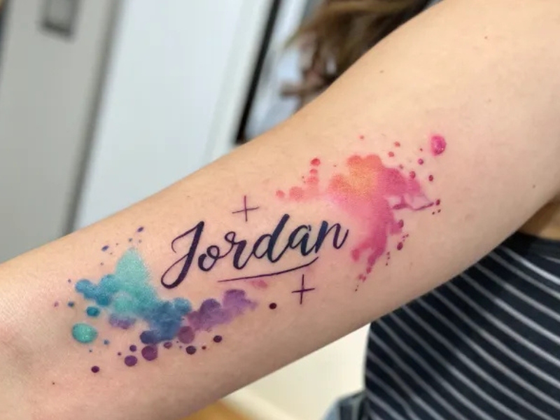 Tatuaje de nombre en acuarela