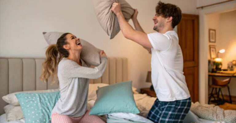 15 hábitos subestimados dos casais felizes - e os segredos que mantêm o seu amor excitante