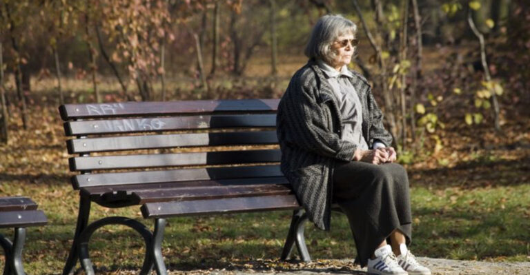 17 Hidden Behaviors of Lonely Older Women and Signs They May Lack Close Friends