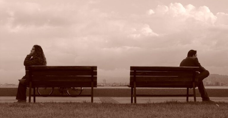 12 Reasons Why Do Couples Fall Out Of Love Over Time, According To Psychologists