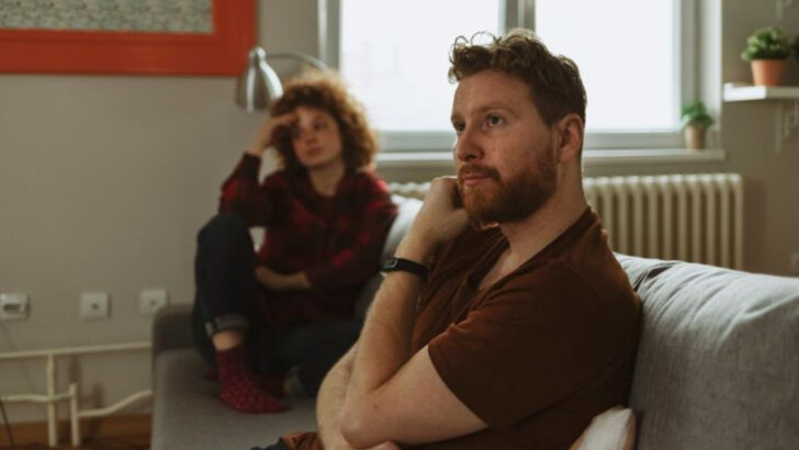 17 Big Red Flags That Show You’re Forcing A Relationship With No Future